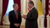 Президент України Петро Порошенко і радник президента США з питань національної безпеки Джон Болтон (ліворуч). Київ, 24 серпня 2018 року