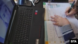 Учениците от 1 до 4 клас в момента учат присъствено, а по-големите учат дистанционно