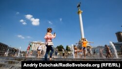 Діти купаються у фонтані в центрі Києва, 2 серпня 2017 року