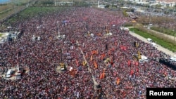 Stambulda Ekrem Imamoglunyň tussag edilmegine garşy geçirilen protest çäresi. 29-njy mart, 2025 ý.