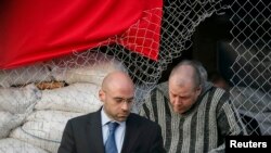 Ostaticul eliberat e condus in afara primariei din Sloviansk, astazi 27 aprilie, 2014