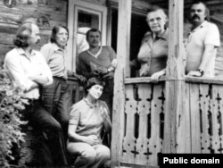 Аляксей Марачкін, Яўген Кулік, Пётра Сьвентахоўскі, Ларыса Геніюш, Уладзімер Басалыга; сядзіць — Ірына Марачкіна. 1981 г.
