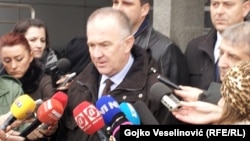Dragan Čavić sa novinarima nakon predaje krivičnih prijava, foto: Gojko Veselinović