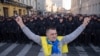 Чоловік з прапором України під час антивоєнного мітингу у центрі Москви. Вересень 2014 року