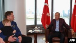 Elon Musk și președintele Turciei, Recep Tayyip Erdogan, pe 17 septembrie 2023, la New York.