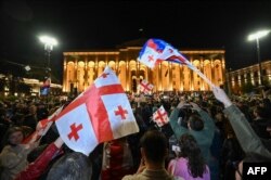 Protestatarii adunați luni seară la Parlamentul din Tbilisi au cerut legislatorilor să renunțe la proiectul legii agenților străini, ca și la alte inițiative care ar merge împotriva intereselor naționale ale țării. Un nou protest este programat pentru marți seară.