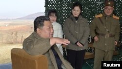 Sjevernokorejski lider Kim Džong Un, sa suprugom Ri Sol Ju i ćerkom 