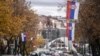 Flamujt e Serbisë të vendosur në Mitrovicë të Veriut. Fotografi nga arkivi.
