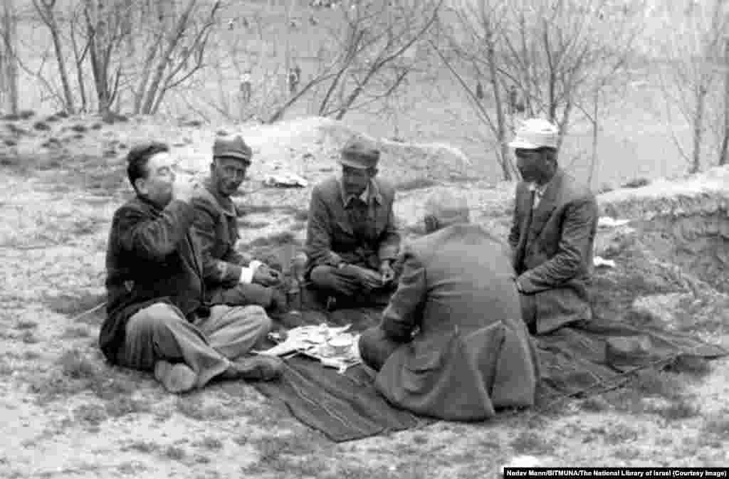 1950-йилларда Эроннинг ғарбидаги Шатт ал-Араб дарёси яқинида исроиллик сайёҳ (чапда) маҳаллий ишчилар билан.1979 йилги инқилобдан аввал Эронда яшаган яҳудийлар Шоҳ режимининг ўз халқига нисбатан таъқиблари билан унчалик қизиқмаганликларини эслашади. “Улар шикоят қилмасди, биз эса аралашмасдик”, дейди ўша давр ҳақидаги ҳужжатли фильмда сўзлаган яҳудий эркак. “Кўр-кўрона яшамаганмиз, қандай ҳаёт кечираётганимизни яхши билардик, лекин бу бизнинг ишимиз эмасди”, деб қўшимча қилган у.