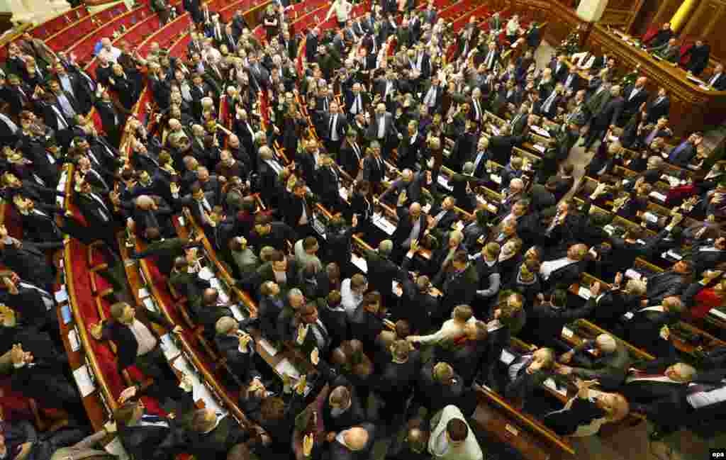 Голосування у парламенті України шляхом підняття рук, Київ, 16 січня 2014 року