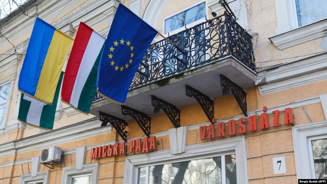 Iako tvrdi da podržava Kijev i želi mu financijski pomoći na bilateralnoj osnovi, zvanično objašnjenje zašto Budimpešta ne može dati zeleno svijetlo za pomoć Ukrajini je da se ne slaže da bi EU trebala preuzeti zajednički dug za ukrajinski kredit.