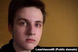 За даними джерел, Микиту Лосіка звинувачують у «сприянні екстремістській діяльності»