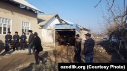 Жители Наманганской области готовятся к похоронам погибших в Казахстане родственников, 22 января 2018 года.