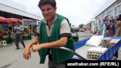Türkmenistanda aýlyklaryň wagtynda berilmän saklanmagy, bahalaryň ýokarlanmagy bilen, bazarlarda alyjylaryň azalýandygyny hem görse bolýar.