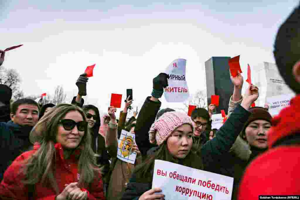 «REакция 2.0» деген тынчтык митингинин катышуучулары Башкы прокуратурага жана сот бийлигине футболдо эреже бузгандарга колдонулган кызыл айып кагазын көрсөтүштү.