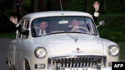 ABŞ-nyň prezidenti Jorj Buş Moskwanyň eteginde Wladimir Putiniň 1956-njy ýylda öndürilen Wolga maşynyny sürýär, maý, 2005-nji ýyl.
