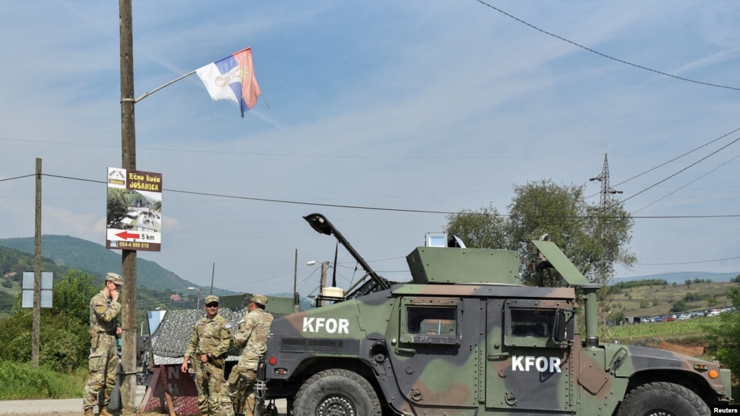Pripadnici KFOR-a u patroli u blizini prelaza Jarinje između Kosova i Srbije, 4. oktobar 2023.