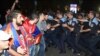Полиция своим известным «танцем» разрывает живую стену активистов, 12 сентября 2015 г. 