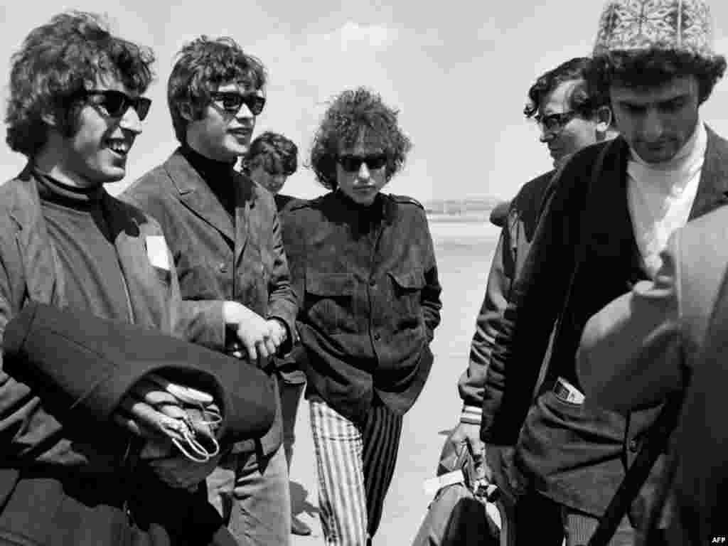 Bob Dylan şi trupa sa la aeroportul Le Bourget, Franţa, 22 mai 1966