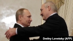 Russiýanyň prezidenti Wladimir Putin (çepde) bilen Belarus prezidenti Alýaksandr Lukaşenka. Arhiwden alnan surat.