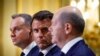 Президенти Польщі Анджей Дуда (л) і Франції Емманюель Макрон (ц), ілюстративне фото