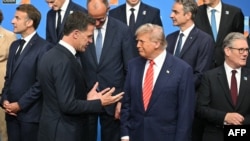 Secretarul general NATO Mark Rutte (stânga) discutând cu președintele SUA Donald Trump, la summitul de la Haga. 