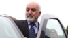 Հայաստան - Նախագահի նախկին թեկնածու Պարույր Հայրիկյանը մեքենա է նստում լրագրողների հետ հանդիպումից հետո, արխիվ, Երեւան, 28-ը մայիսի, 2013թ․