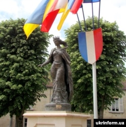 Пам’ятник королеві Франції Анні Київській у французькому місті Санліс. Анна Ярославна, дочка правителя періоду України-Русі Ярослава Мудрого, була королевою Франції у період 1051–1060 років