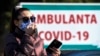 Një grua me maskë në Shkup kalon pranë një qendre për trajtimin e pacientëve me koronavirus. 
