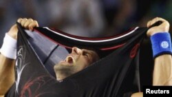Novak Đoković slavi osvajanje titule na turniru u Melburnu, 29. januar 2012.