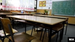 Klasë e zbrazët në një shkollë në Maqedoninë e Veriut, meqë mësimi në gjysmëvjetorin e parë është mbajtur sipas modelit online shkaku i pandemisë.