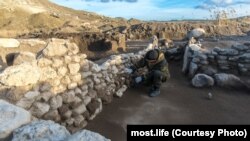 Археологи досліджують стародавнє поселення у майбутнього залізничного підходу до Кримського мосту. Керч, 27 листопада 2017 року