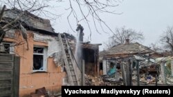 Rus goşunynyň Harkowa howadan eden hüjüminiň netijesi (arhiw suraty).