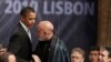 NATO-nyň Lissabondaky sammitiniň ikinji günündäki duşuşykdan öň ABŞ-nyň prezidenti Barak Obama owgan kärdeşi Hamid Karzaý bilen salamlaşýar, 20-nji noýabr.