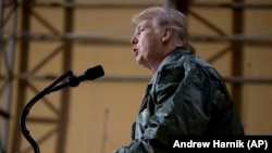Дональд Трамп в Ираке.
