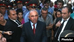 Ոստիկանապետ Ալիկ Սարգսյանը խոսում է կառավարության շենքի դիմաց հավաքված ցուցարարների հետ, 1 սեպտեմբեր, 2011