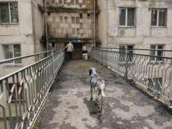 Чоловік заходить в багатоповерхівку радянських часів в північному передмісті Тбілісі