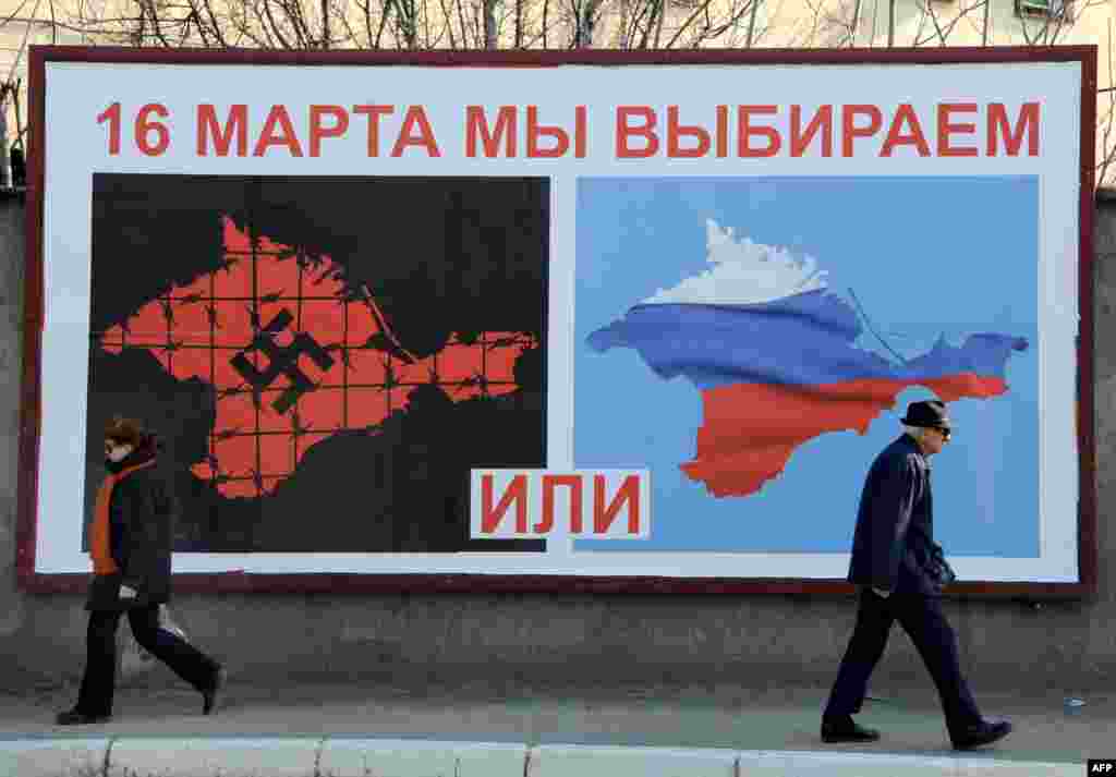 Агітаційний плакат у центрі Севастополя, 11 березня 2014 року