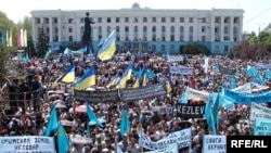 Мітинг у День пам'яті жертв депортації кримськотатарського народу з Криму на центральній площі Сімферополя, 2006 рік