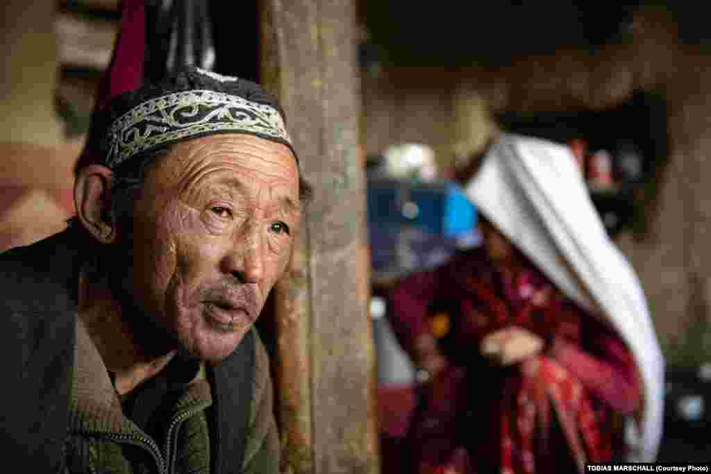 Samaat Khan remains in the Pamirs taking care of the livestock of a family that has resettled in Kyrgyzstan. Poor and indebted, his neighbors joke about his wishes to move wherever faraway cousins will receive him. &nbsp; 