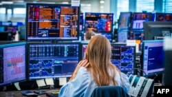 Punonjësit në dhomën e tregtimit të Nordea Markets ndjekin trazirat dhe rëniet e mprehta të tregjeve të aksioneve, si pasojë e luftës tregtare me tarifa që po ndikon tregjet në mbarë botën. Oslo, Norvegji, 7 prill 2025.