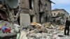 Мешканець міста Ґорі біля свого зруйнованого будинку після бомбардування російською авіацією