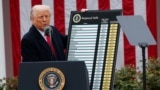  ABŞ-nyň prezidenti Donald Tramp täze salgytlary yglan edýär.