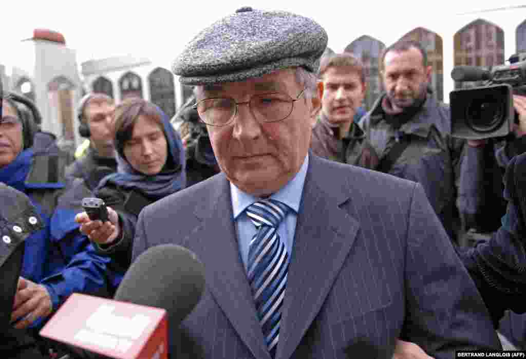 Tatăl lui Litvinenko, Walter, la Regents Park Mosque, pe 7 decembrie 2006. Familia și prietenii i-au adus un omagiu fostului agent rus, în cadrul unei ceremonii la moscheea din Londra, la două săptămâni după moartea sa.