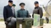 Нурлан Джуламанов (в центре) в бытность директором пограничной службы КНБ Казахстана, Нуртай Абыкаев (слева) - председатель КНБ. Фото из архива семьи Джуламановых. 