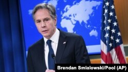 Secretarul de stat american, Antony Blinken, a anunțat mutarea serviciilor ambasadei din Ucraina de la Kiev la Lvov, în vestul țării, pentru siguranța angajaților ambasadei.