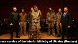 П’ятеро звільнених з полону командирів «Азову», серед яких Святослав Паламар