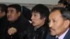 Гражданский активист из города Шымкента Суйин Абулда (в центре) на общественных слушаниях по тарифам в Шымкенте. 20 октября 2016 года.
