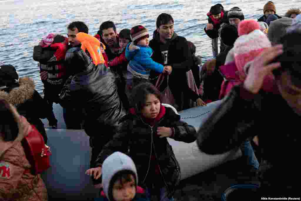 Migrantë nga Afghanistani arrijnë në bregdetin grek.