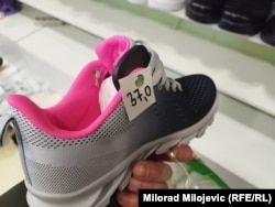 Încălțăminte Nike contrafăcută vândută cu un preț de circa 20 de dolari într-un magazin deținut de imigranți chinezi în Bosnia și Herțegovina.